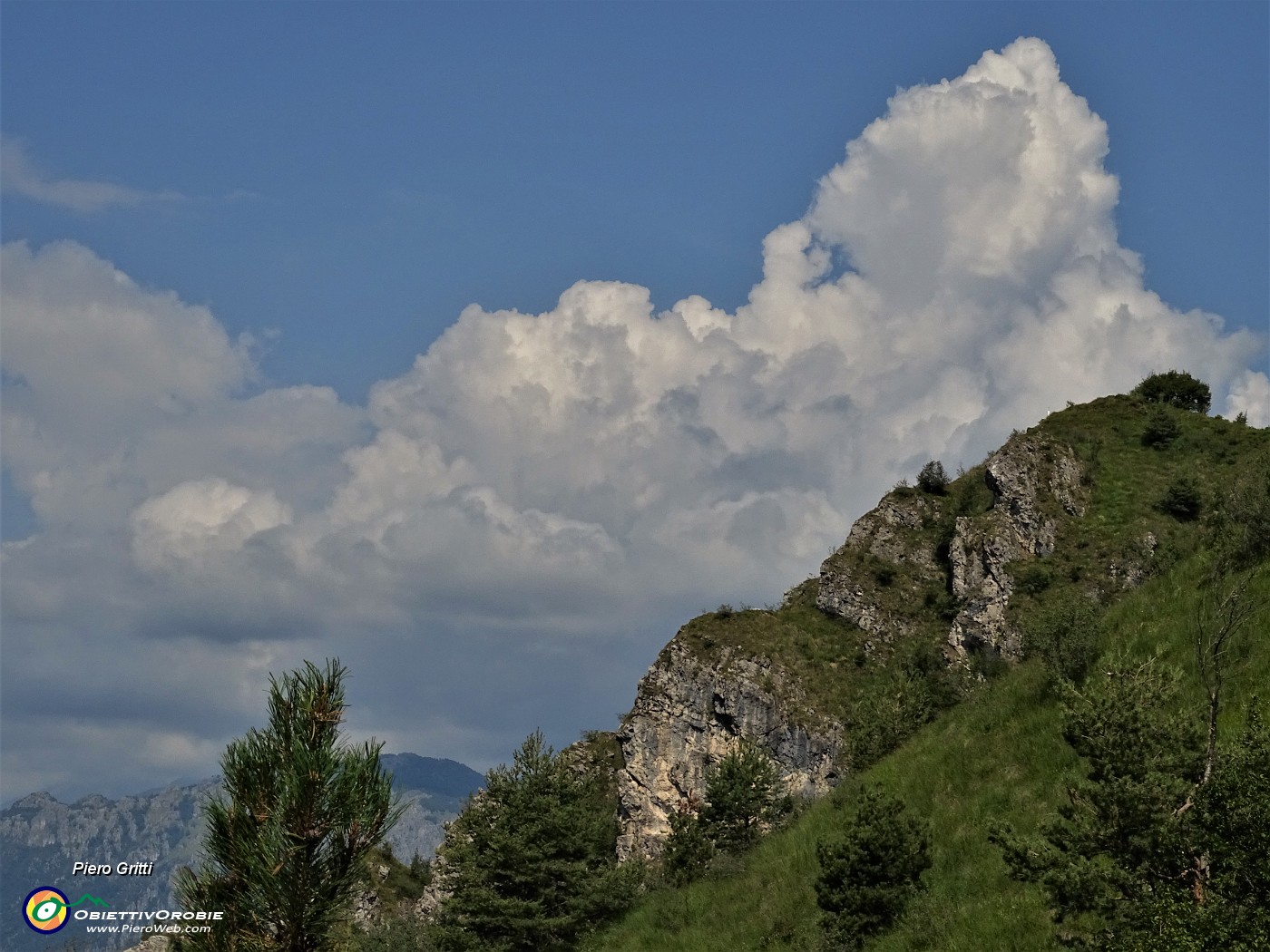 54 Bella vista sullo sperone roccioso del Monte Corno.JPG